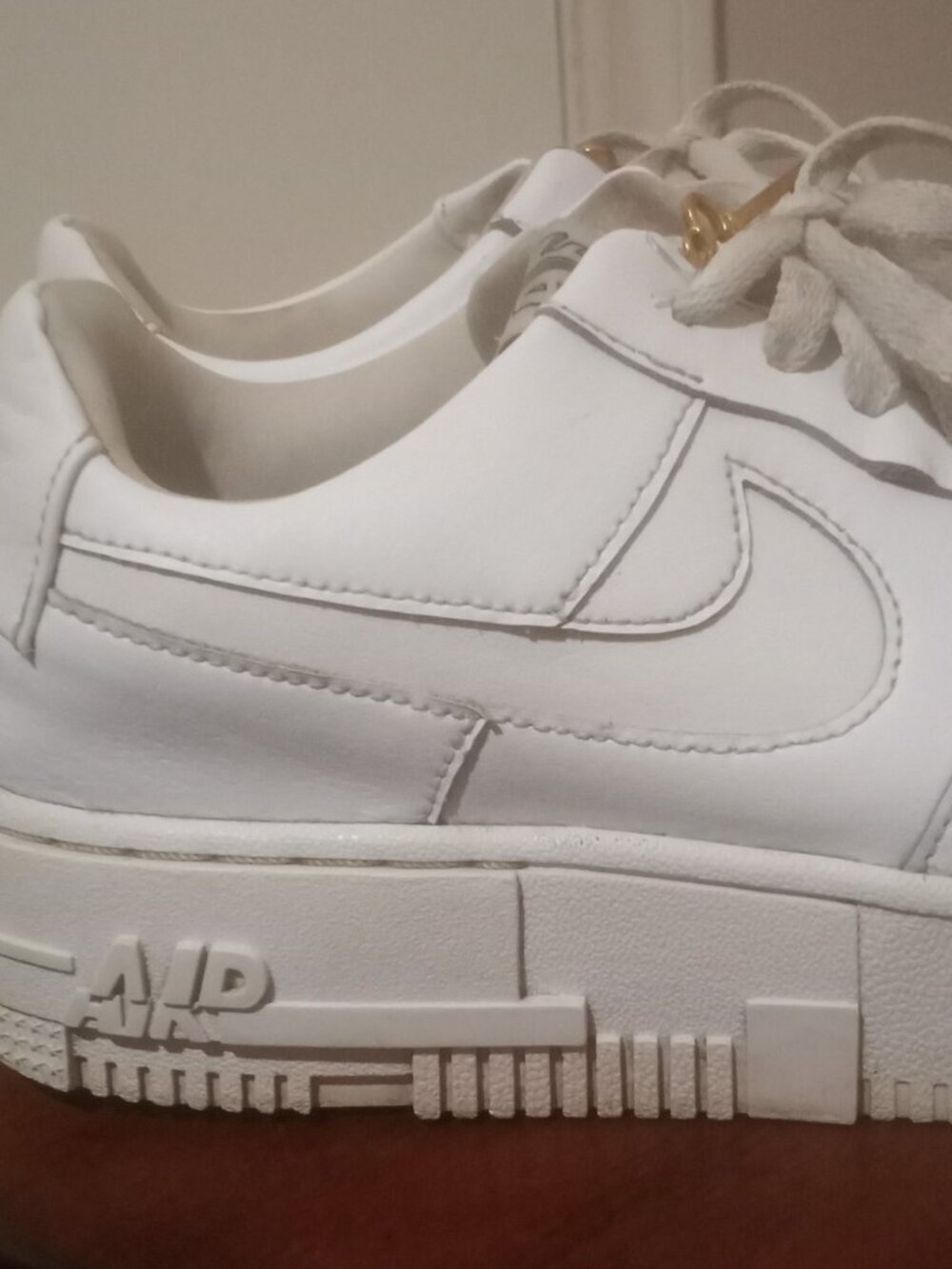 Nike Air Force 1 Pixel Womens Size 8 White Lifestyle Sneakers Gold Chain Key - Picture 4 of 14